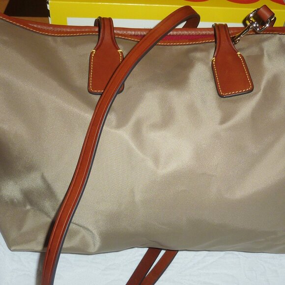 Excellent/MINT Condition Dooney & Bourke Large Tote, Shoulder Purse - Picture 9 of 13